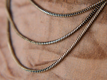 Carica l&#39;immagine nel visualizzatore di Gallery, leggera collana indiana multifilo in german silver,  assemblato artigianalmente.  lunghezza 50cm, peso 50 gr