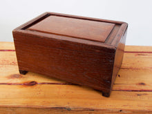 Carica l&#39;immagine nel visualizzatore di Gallery, scatola , box indiano in legno di teak con apertura scorrevole .  scatola costruita ad incastro assemblataartigianalmente , databile prima metà 900 . tutta originale in ogni parte .