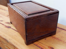Carica l&#39;immagine nel visualizzatore di Gallery, scatola , box indiano in legno di teak con apertura scorrevole .  scatola costruita ad incastro assemblataartigianalmente , databile prima metà 900 . tutta originale in ogni parte .