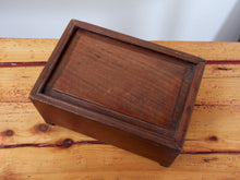 Carica l&#39;immagine nel visualizzatore di Gallery, scatola , box indiano in legno di teak con apertura scorrevole .  scatola costruita ad incastro assemblataartigianalmente , databile prima metà 900 . tutta originale in ogni parte .