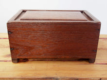 Carica l&#39;immagine nel visualizzatore di Gallery, scatola , box indiano in legno di teak con apertura scorrevole .  scatola costruita ad incastro assemblataartigianalmente , databile prima metà 900 . tutta originale in ogni parte .