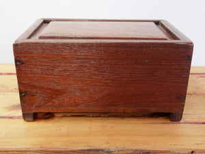 scatola , box indiano in legno di teak con apertura scorrevole .  scatola costruita ad incastro assemblataartigianalmente , databile prima metà 900 . tutta originale in ogni parte .