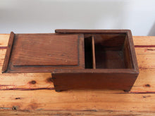 Carica l&#39;immagine nel visualizzatore di Gallery, scatola , box indiano in legno di teak con apertura scorrevole .  scatola costruita ad incastro assemblataartigianalmente , databile prima metà 900 . tutta originale in ogni parte .