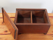 Carica l&#39;immagine nel visualizzatore di Gallery, scatola , box indiano in legno di teak con apertura scorrevole .  scatola costruita ad incastro assemblataartigianalmente , databile prima metà 900 . tutta originale in ogni parte .