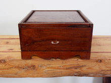 Carica l&#39;immagine nel visualizzatore di Gallery, scatola , box indiano in legno di teak con apertura scorrevole .  scatola costruita ad incastro assemblataartigianalmente , databile prima metà 900 . tutta originale in ogni parte .