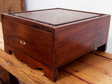 Carica l&#39;immagine nel visualizzatore di Gallery, scatola , box indiano in legno di teak con apertura scorrevole .  scatola costruita ad incastro assemblataartigianalmente , databile prima metà 900 . tutta originale in ogni parte .