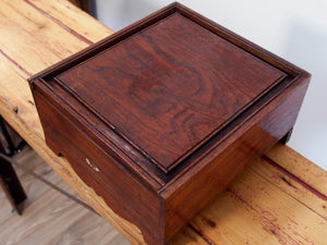 scatola , box indiano in legno di teak con apertura scorrevole .  scatola costruita ad incastro assemblataartigianalmente , databile prima metà 900 . tutta originale in ogni parte .