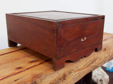 Carica l&#39;immagine nel visualizzatore di Gallery, scatola , box indiano in legno di teak con apertura scorrevole .  scatola costruita ad incastro assemblataartigianalmente , databile prima metà 900 . tutta originale in ogni parte .