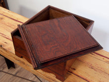 Carica l&#39;immagine nel visualizzatore di Gallery, scatola , box indiano in legno di teak con apertura scorrevole .  scatola costruita ad incastro assemblataartigianalmente , databile prima metà 900 . tutta originale in ogni parte .