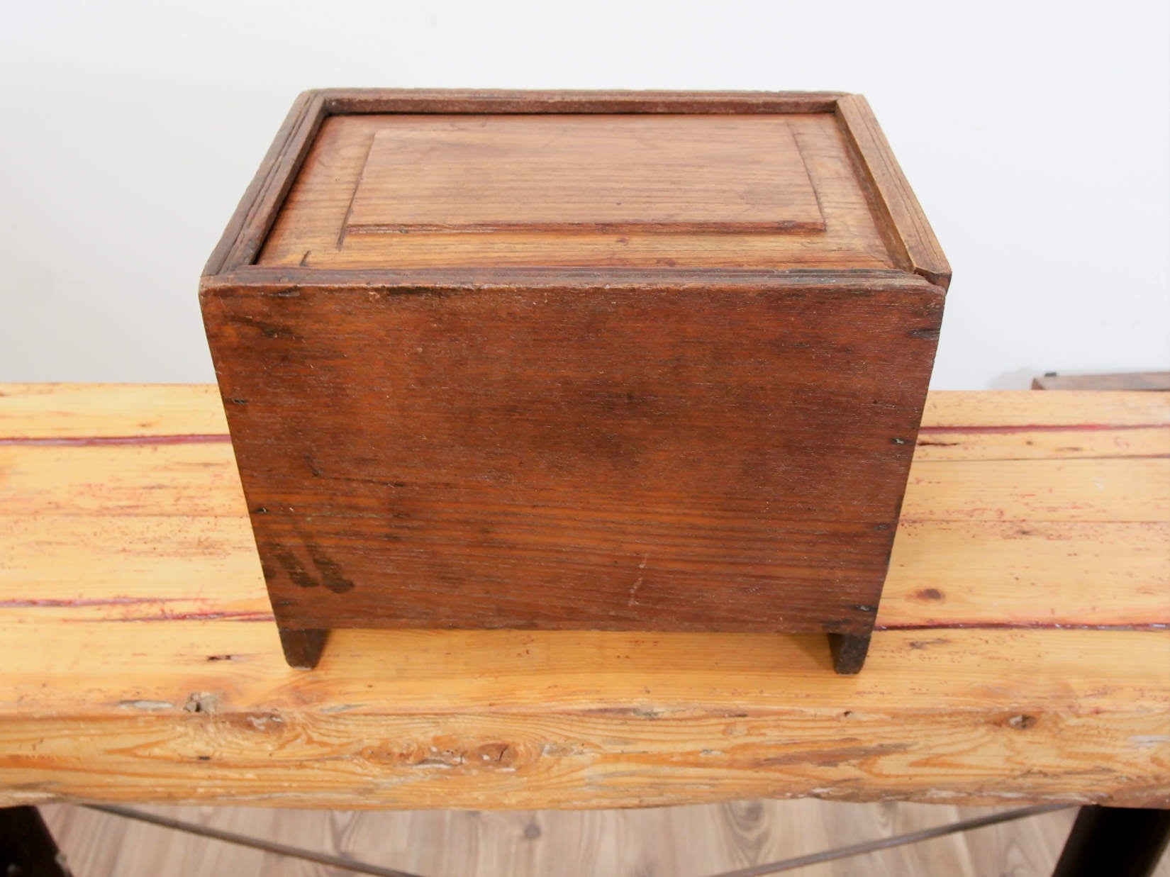 scatola , box indiano in legno di teak con apertura scorrevole .  scatola costruita ed assemblata artigianalmente , databile prima metà 900 . tutta originale in ogni parte .  34x22h25cm