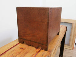 scatola , box indiano in legno di teak con apertura scorrevole .  scatola costruita ed assemblata artigianalmente , databile prima metà 900 . tutta originale in ogni parte .  34x22h25cm