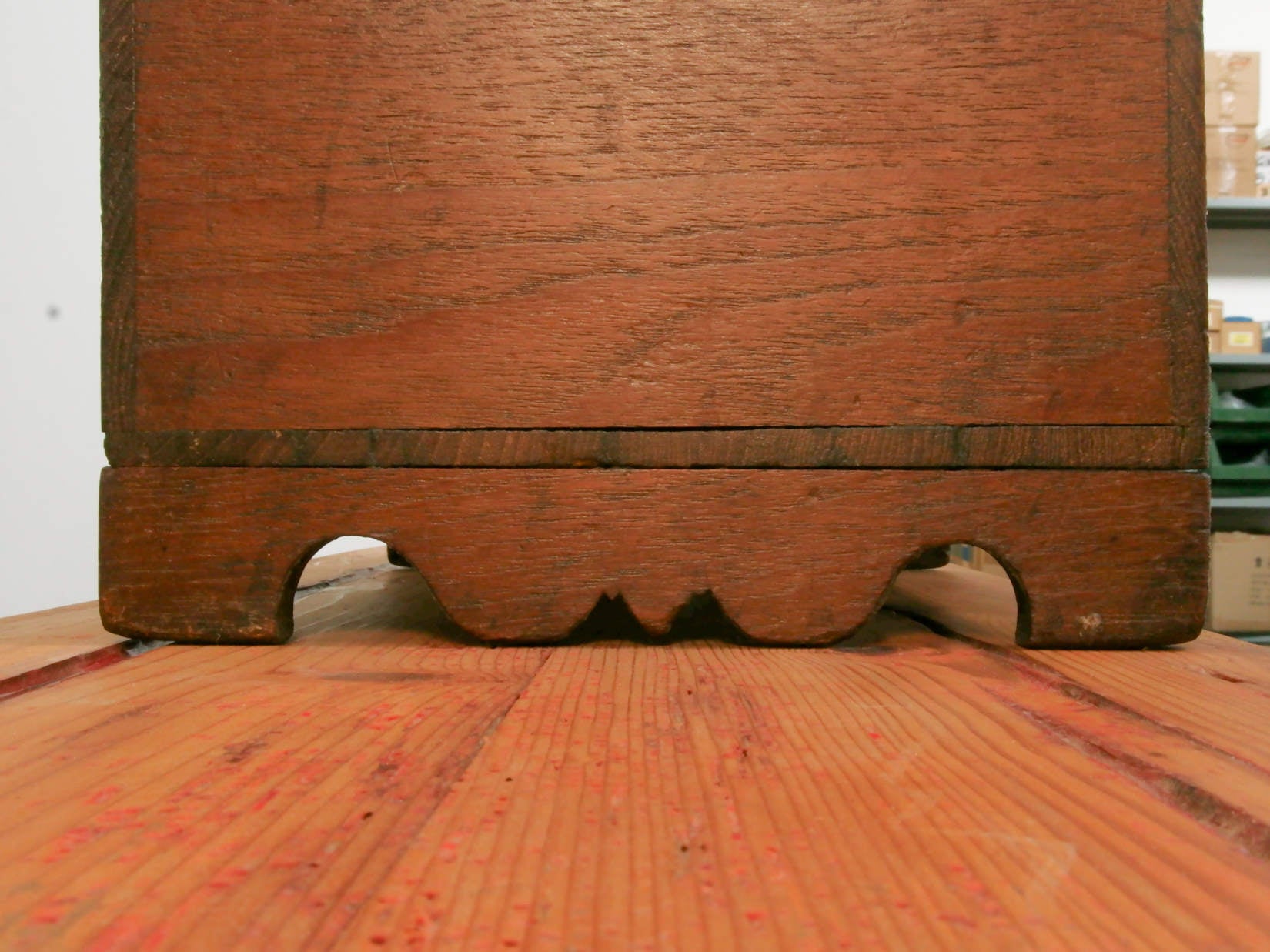 scatola , box indiano in legno di teak con apertura scorrevole .  scatola costruita ed assemblata artigianalmente , databile prima metà 900 . tutta originale in ogni parte .  34x22h25cm