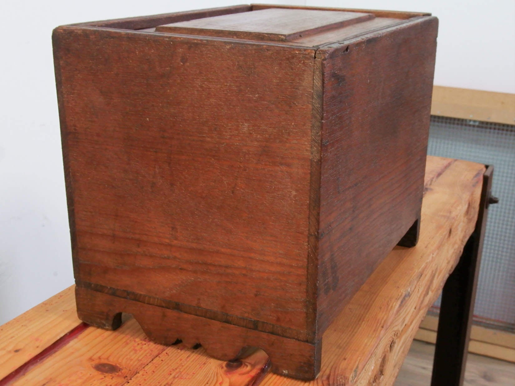 scatola , box indiano in legno di teak con apertura scorrevole .  scatola costruita ed assemblata artigianalmente , databile prima metà 900 . tutta originale in ogni parte .  34x22h25cm