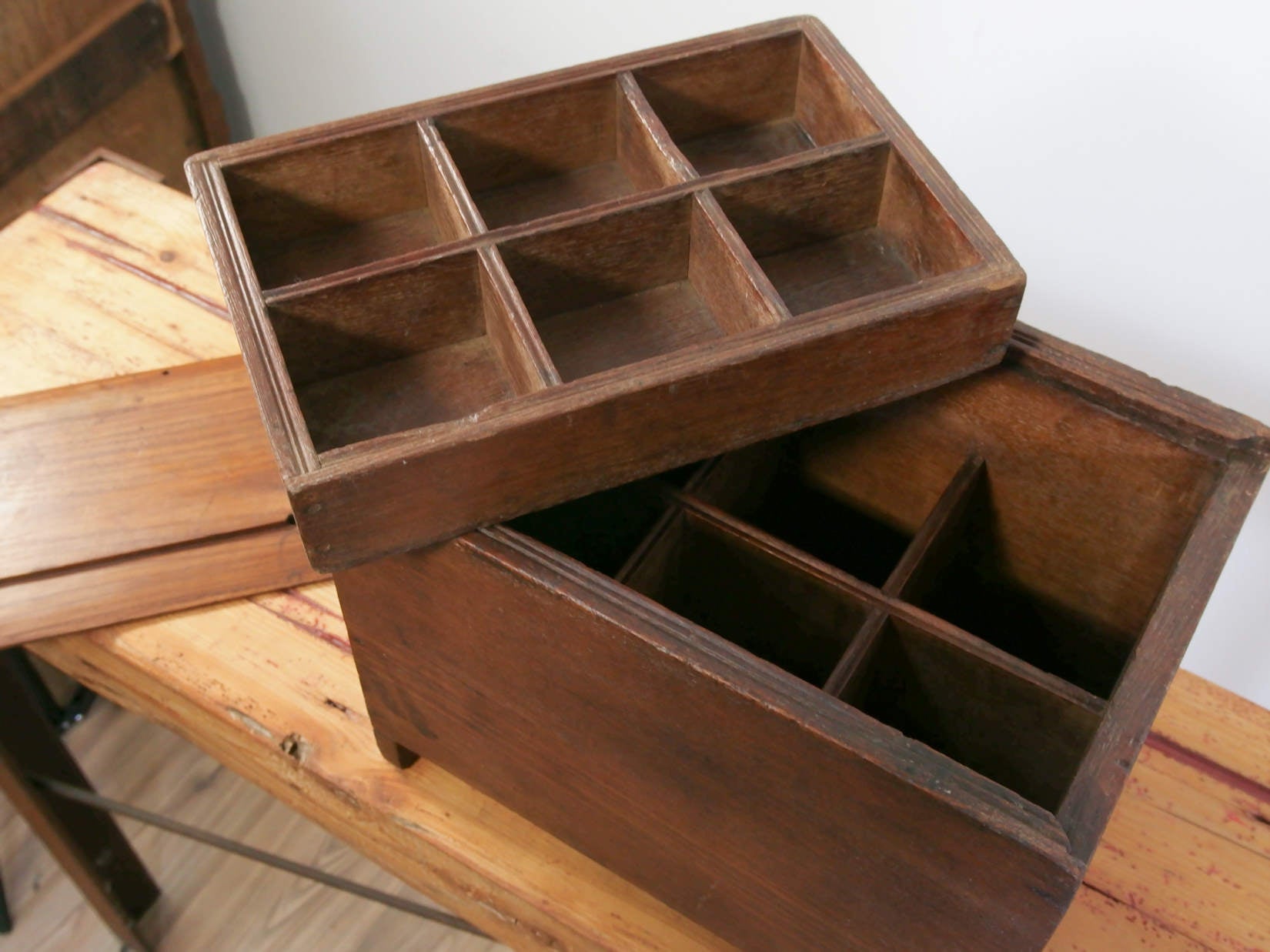 scatola , box indiano in legno di teak con apertura scorrevole .  scatola costruita ed assemblata artigianalmente , databile prima metà 900 . tutta originale in ogni parte .  34x22h25cm