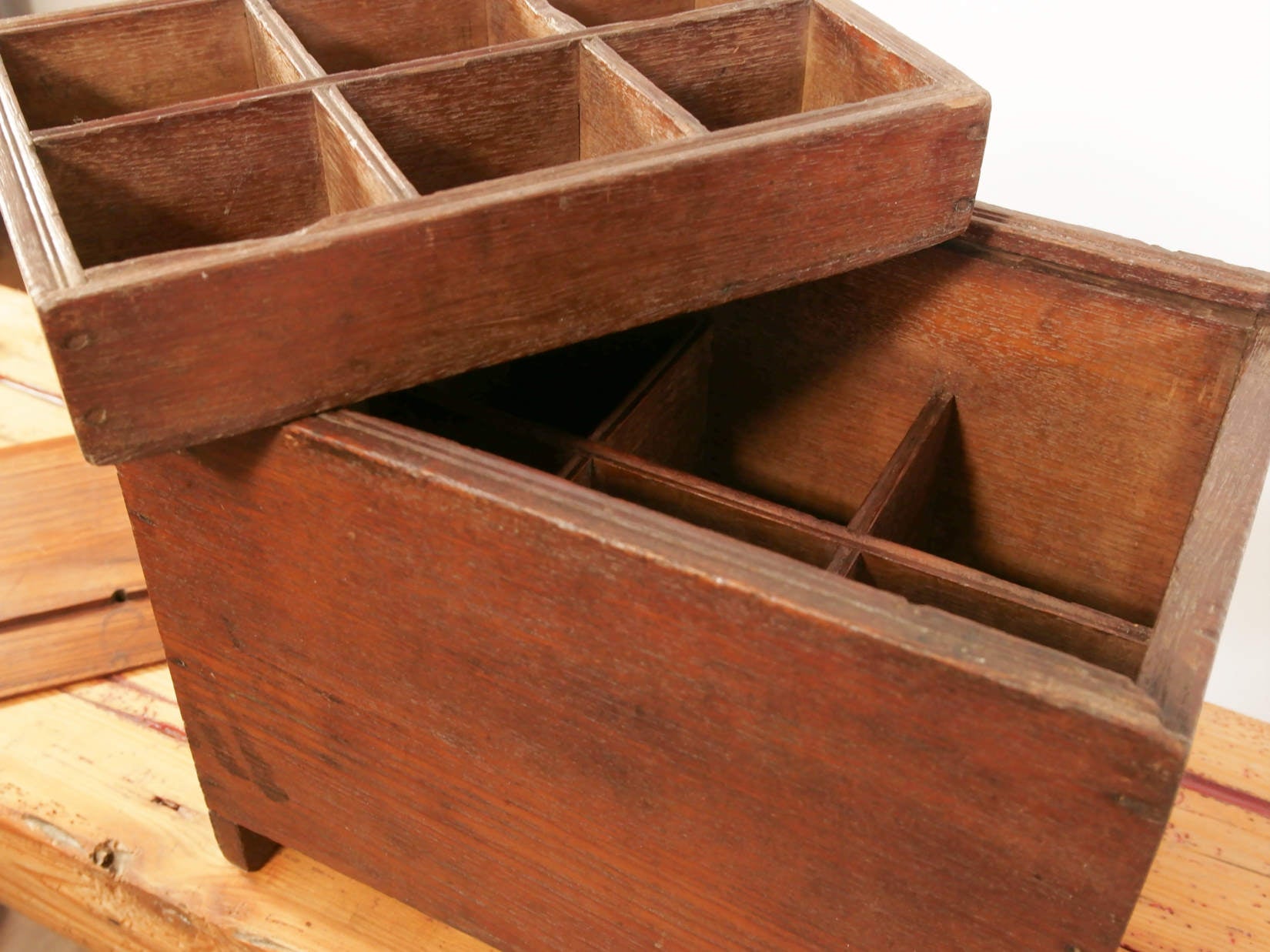 scatola , box indiano in legno di teak con apertura scorrevole .  scatola costruita ed assemblata artigianalmente , databile prima metà 900 . tutta originale in ogni parte .  34x22h25cm