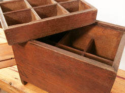 scatola , box indiano in legno di teak con apertura scorrevole .  scatola costruita ed assemblata artigianalmente , databile prima metà 900 . tutta originale in ogni parte .  34x22h25cm