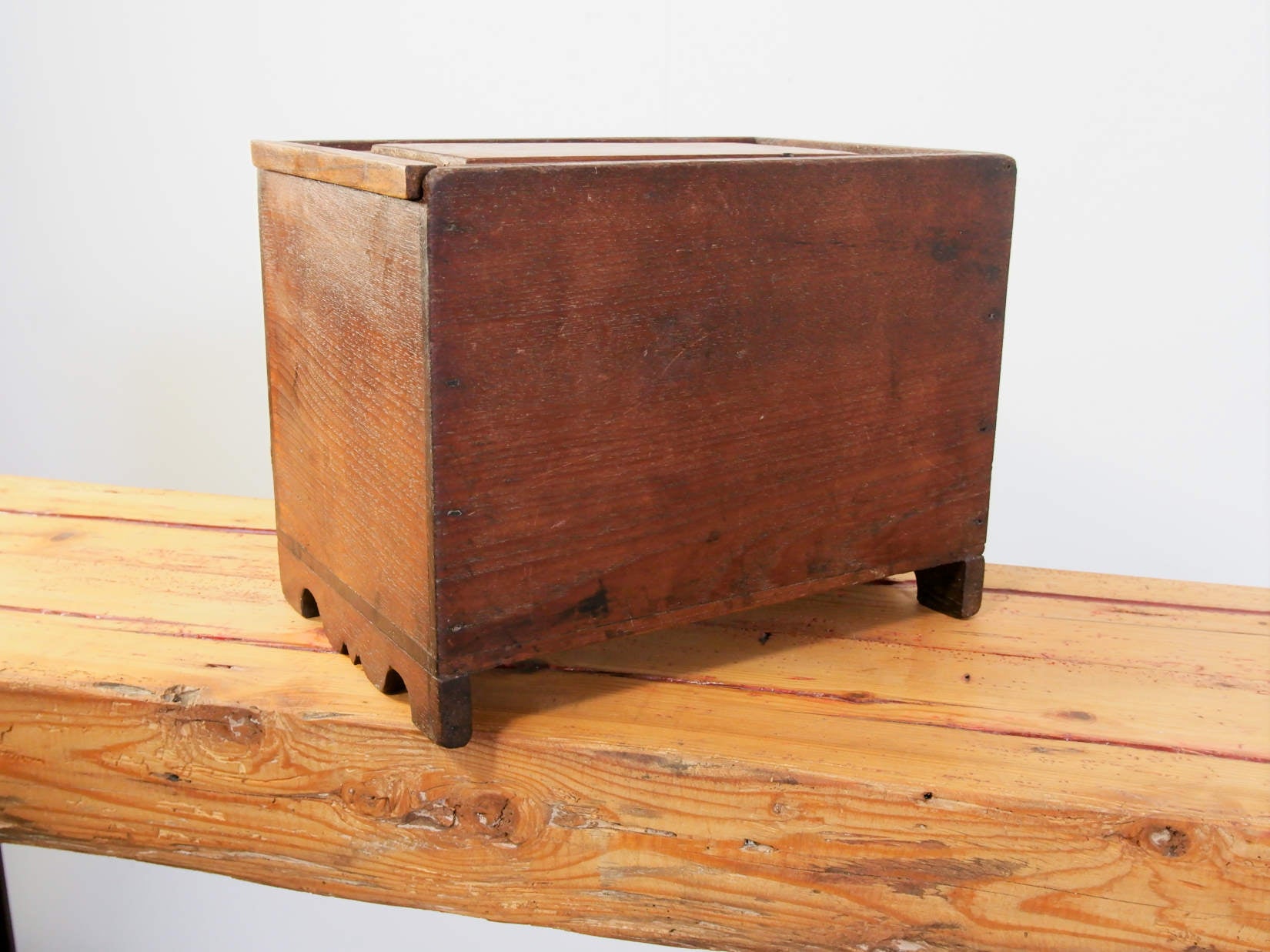 scatola , box indiano in legno di teak con apertura scorrevole .  scatola costruita ed assemblata artigianalmente , databile prima metà 900 . tutta originale in ogni parte .  34x22h25cm