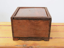 Carica l&#39;immagine nel visualizzatore di Gallery, scatola , box indiano in legno di teak con apertura scorrevole .  scatola costruita ed assemblata artigianalmente , databile prima metà 900 . tutta originale in ogni parte .  21x21h15cm