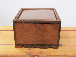 scatola , box indiano in legno di teak con apertura scorrevole .  scatola costruita ed assemblata artigianalmente , databile prima metà 900 . tutta originale in ogni parte .  21x21h15cm