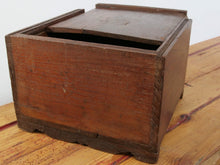 Carica l&#39;immagine nel visualizzatore di Gallery, scatola , box indiano in legno di teak con apertura scorrevole .  scatola costruita ed assemblata artigianalmente , databile prima metà 900 . tutta originale in ogni parte .  21x21h15cm