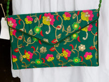 Carica l&#39;immagine nel visualizzatore di Gallery, Borsetta, pochette ricamata, prodotto artigianale indiano. Dimensioni 32x20cm, peso 180gr, lunghezza tracolla 110cm. Pezzo unico.