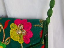 Carica l&#39;immagine nel visualizzatore di Gallery, Borsetta, pochette ricamata, prodotto artigianale indiano. Dimensioni 32x20cm, peso 180gr, lunghezza tracolla 110cm. Pezzo unico.