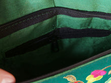 Carica l&#39;immagine nel visualizzatore di Gallery, pochette ricamata indiana
