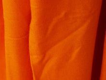 Carica l&#39;immagine nel visualizzatore di Gallery, Scialle indiano in cachemire e seta in proporzione 70 / 30  Il cashmere (nome inglese) o cachemire (nome francese), è una pregiata fibra tessile formata con il pelo di Capra hircus. Il suo nome viene dal Kashmir, regione storica attualmente divisa tra India, Pakistan e Cina, da dove la si esportò verso l&#39;Europa sin dall&#39;inizio del XIX secolo. un tessuto pregiato.  Costruito con un&#39;armatura a tela,.  peso 190grammi, dimensioni 70x210cm.
