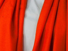 Carica l&#39;immagine nel visualizzatore di Gallery, Scialle indiano in cachemire e seta in proporzione 70 / 30  Il cashmere (nome inglese) o cachemire (nome francese), è una pregiata fibra tessile formata con il pelo di Capra hircus. Il suo nome viene dal Kashmir, regione storica attualmente divisa tra India, Pakistan e Cina, da dove la si esportò verso l&#39;Europa sin dall&#39;inizio del XIX secolo. un tessuto pregiato.  Costruito con un&#39;armatura a tela,.  peso 190grammi, dimensioni 70x210cm.