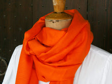 Carica l&#39;immagine nel visualizzatore di Gallery, Scialle indiano in cachemire e seta in proporzione 70 / 30  Il cashmere (nome inglese) o cachemire (nome francese), è una pregiata fibra tessile formata con il pelo di Capra hircus. Il suo nome viene dal Kashmir, regione storica attualmente divisa tra India, Pakistan e Cina, da dove la si esportò verso l&#39;Europa sin dall&#39;inizio del XIX secolo. un tessuto pregiato.  Costruito con un&#39;armatura a tela,.  peso 190grammi, dimensioni 70x210cm.
