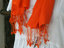 Carica l&#39;immagine nel visualizzatore di Gallery, Scialle indiano in cachemire e seta in proporzione 70 / 30  Il cashmere (nome inglese) o cachemire (nome francese), è una pregiata fibra tessile formata con il pelo di Capra hircus. Il suo nome viene dal Kashmir, regione storica attualmente divisa tra India, Pakistan e Cina, da dove la si esportò verso l&#39;Europa sin dall&#39;inizio del XIX secolo. un tessuto pregiato.  Costruito con un&#39;armatura a tela,.  peso 190grammi, dimensioni 70x210cm.
