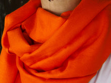 Carica l&#39;immagine nel visualizzatore di Gallery, Scialle indiano in cachemire e seta in proporzione 70 / 30  Il cashmere (nome inglese) o cachemire (nome francese), è una pregiata fibra tessile formata con il pelo di Capra hircus. Il suo nome viene dal Kashmir, regione storica attualmente divisa tra India, Pakistan e Cina, da dove la si esportò verso l&#39;Europa sin dall&#39;inizio del XIX secolo. un tessuto pregiato.  Costruito con un&#39;armatura a tela,.  peso 190grammi, dimensioni 70x210cm.