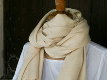 Carica l&#39;immagine nel visualizzatore di Gallery, Scialle indiano in cachemire e seta in proporzione 70 / 30  Il cashmere (nome inglese) o cachemire (nome francese), è una pregiata fibra tessile formata con il pelo di Capra hircus. Il suo nome viene dal Kashmir, regione storica attualmente divisa tra India, Pakistan e Cina, da dove la si esportò verso l&#39;Europa sin dall&#39;inizio del XIX secolo. un tessuto pregiato.  Costruito con un&#39;armatura a tela,.  peso 190grammi, dimensioni 70x210cm.