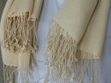 Carica l&#39;immagine nel visualizzatore di Gallery, Scialle indiano in cachemire e seta in proporzione 70 / 30  Il cashmere (nome inglese) o cachemire (nome francese), è una pregiata fibra tessile formata con il pelo di Capra hircus. Il suo nome viene dal Kashmir, regione storica attualmente divisa tra India, Pakistan e Cina, da dove la si esportò verso l&#39;Europa sin dall&#39;inizio del XIX secolo. un tessuto pregiato.  Costruito con un&#39;armatura a tela,.  peso 190grammi, dimensioni 70x210cm.