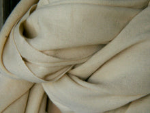 Carica l&#39;immagine nel visualizzatore di Gallery, Scialle indiano in cachemire e seta in proporzione 70 / 30  Il cashmere (nome inglese) o cachemire (nome francese), è una pregiata fibra tessile formata con il pelo di Capra hircus. Il suo nome viene dal Kashmir, regione storica attualmente divisa tra India, Pakistan e Cina, da dove la si esportò verso l&#39;Europa sin dall&#39;inizio del XIX secolo. un tessuto pregiato.  Costruito con un&#39;armatura a tela,.  peso 190grammi, dimensioni 70x210cm.