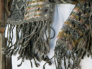 scialle in lana finemente ricamato a mano a tema geometrico.  pezzo unico lavorato artigianalmente proveniente dall'india in lana pettinata molto calda e poco pesante .  misure 52x180cm peso 200gr 