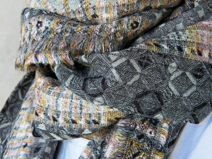scialle in lana finemente ricamato a mano a tema geometrico.  pezzo unico lavorato artigianalmente proveniente dall'india in lana pettinata molto calda e poco pesante .  misure 52x180cm peso 200gr 