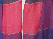 Carica l&#39;immagine nel visualizzatore di Gallery, scialle in lana finemente ricamato a mano a tema floreale  pezzo unico lavorato artigianalmente proveniente dall&#39;india in lana pettinata molto calda e poco pesante  misure 70x200cm peso 122gr