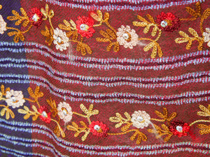 scialle in lana finemente ricamato a mano a tema floreale  pezzo unico lavorato artigianalmente proveniente dall'india in lana pettinata molto calda e poco pesante  misure 70x200cm peso 122gr