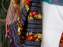 Carica l&#39;immagine nel visualizzatore di Gallery, scialle in lana finemente ricamato a mano a tema floreale  pezzo unico lavorato artigianalmente proveniente dall&#39;india in lana pettinata molto calda e poco pesante  misure 70x200cm peso 122gr