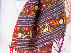 scialle in lana finemente ricamato a mano a tema floreale  pezzo unico lavorato artigianalmente proveniente dall'india in lana pettinata molto calda e poco pesante  misure 70x200cm peso 122gr