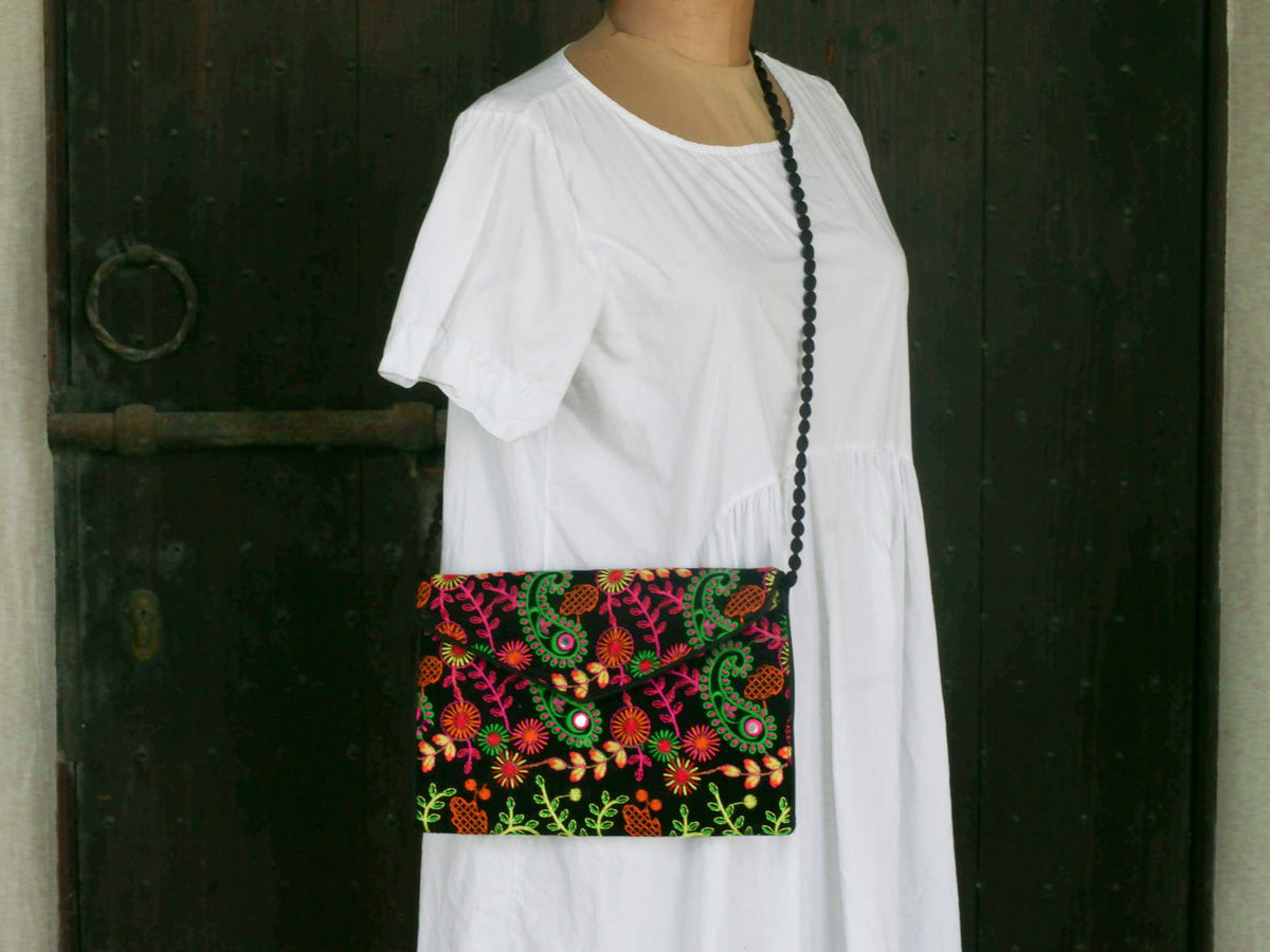 Borsa A Tracolla Indiana Grande Ricamata - Patchwork Con Perline, Nappa E Charm, Boho - Foto 1