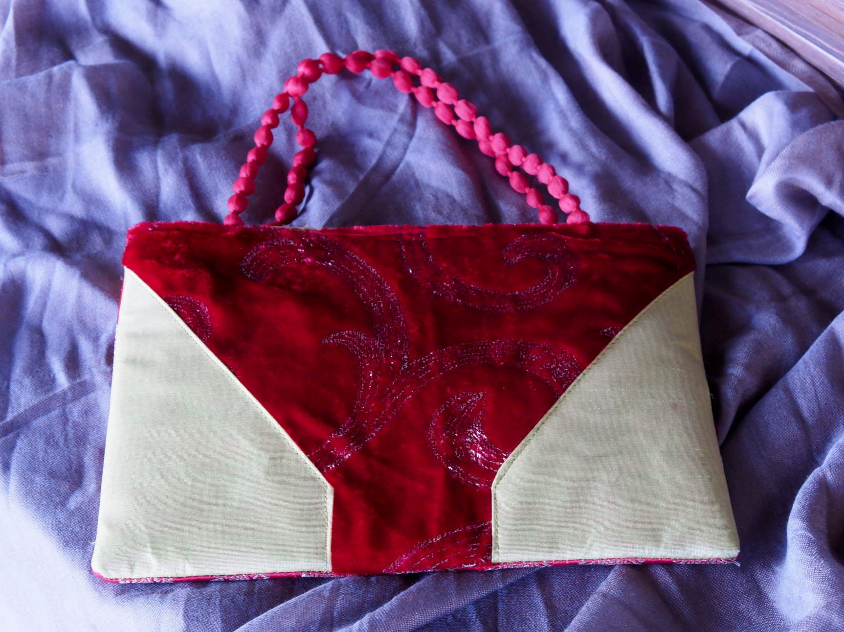 Borsetta, pochette ricamo oro. E' interamente fatta a mano quindi un pezzo unico.  Dimensioni 25x18cm, peso 70gr, lunghezza manico 32cm.