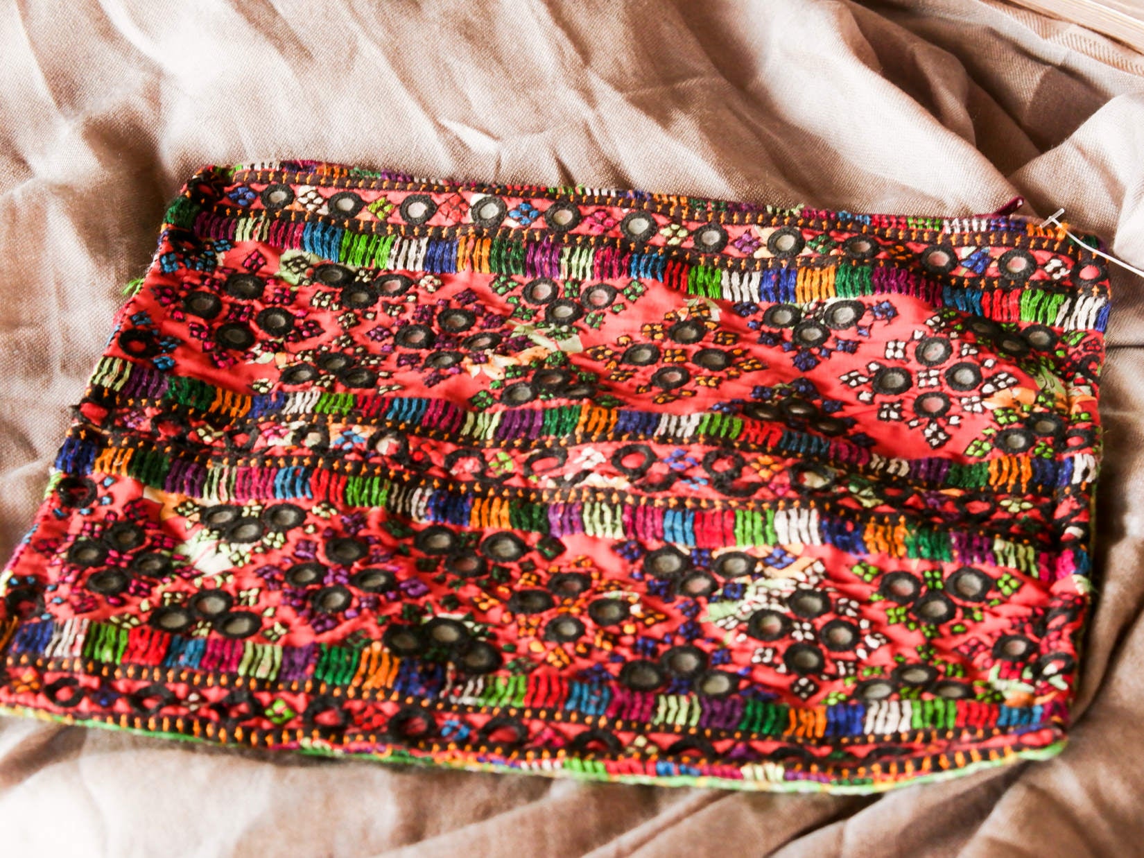 Borsetta, pochette ricamata con specchietti. E' interamente fatta a mano quindi un pezzo unico.  Dimensioni 28x23cm, peso 65gr.
