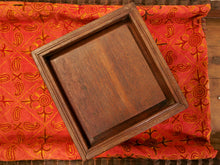 Carica l&#39;immagine nel visualizzatore di Gallery, scatola , box indiano in legno di teak con apertura scorrevole .  scatola costruita ed assemblata artigianalmente , databile prima metà 900 . tutta originale in ogni parte .  24 x 24 x 24 cm