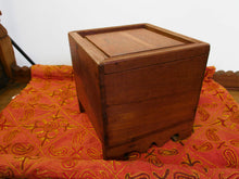 Carica l&#39;immagine nel visualizzatore di Gallery, scatola , box indiano in legno di teak con apertura scorrevole .  scatola costruita ed assemblata artigianalmente , databile prima metà 900 . tutta originale in ogni parte .  24 x 24 x 24 cm