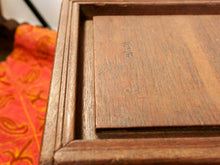 Carica l&#39;immagine nel visualizzatore di Gallery, scatola , box indiano in legno di teak con apertura scorrevole .  scatola costruita ed assemblata artigianalmente , databile prima metà 900 . tutta originale in ogni parte .  24 x 24 x 24 cm
