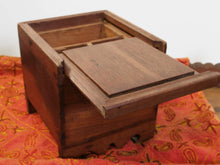 Carica l&#39;immagine nel visualizzatore di Gallery, scatola , box indiano in legno di teak con apertura scorrevole .  scatola costruita ed assemblata artigianalmente , databile prima metà 900 . tutta originale in ogni parte .  24 x 24 x 24 cm
