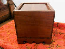 Carica l&#39;immagine nel visualizzatore di Gallery, scatola , box indiano in legno di teak con apertura scorrevole .  scatola costruita ed assemblata artigianalmente , databile prima metà 900 . tutta originale in ogni parte .  24 x 24 x 24 cm