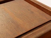 Carica l&#39;immagine nel visualizzatore di Gallery, scatola , box indiano in legno di teak con apertura scorrevole .  scatola costruita ed assemblata artigianalmente , databile prima metà 900 . tutta originale in ogni parte .  24 x 24 x 24 cm